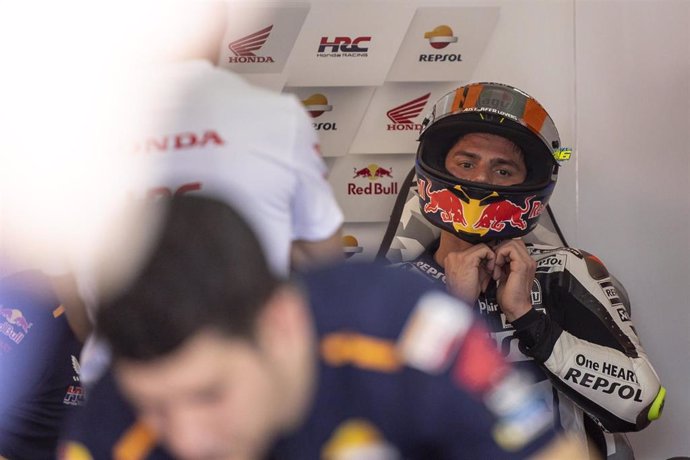 El piloto español Joan Mir (Repsol Honda) en el box durante el test de Sepang