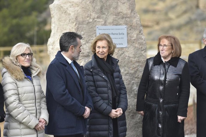 La Reina Sofía junto al alcalde de Fraga, Santiago Burgos durante la inauguración de viviendas para trabajadores temporeros.