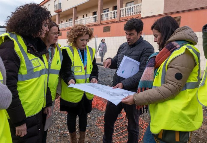 La presidenta de la Diputación de Huelva, María Eugenia Limón, ha visitado este viernes las obras que se están llevando a cabo en Gibraleón de la Edusi.