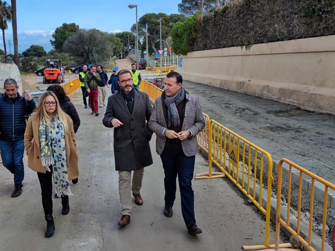 Archivo - El alcalde de Palma, José Hila; el teniente de alcalde de Movilidad Sostenible, Francesc Dalmau; la directora general del área, Irene Nombela; y el coordinador de Distrito Playa de Palma y Pla de San Jordi, Enrique Viéitez, visitando las obras