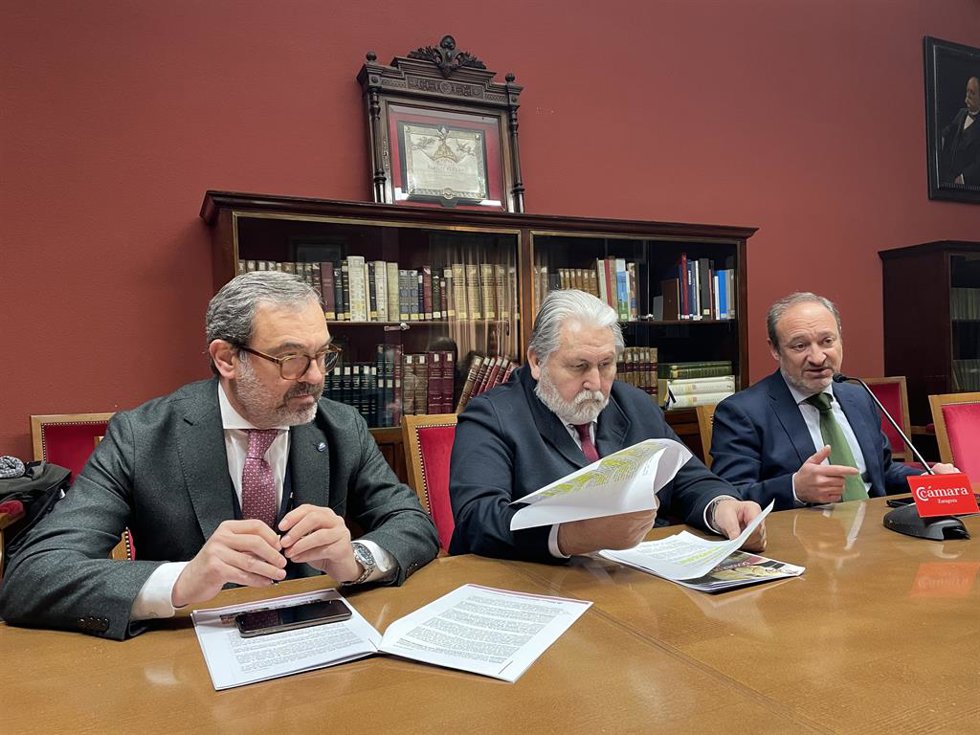 De izq a dcha, el director general de Feria de Zaragoza, Rogelio Cuairán; el presidente Feria de Zaragoza, Manuel Teruel; y el director de desarrollo de negocio de Feria de Zaragoza, Alberto López.