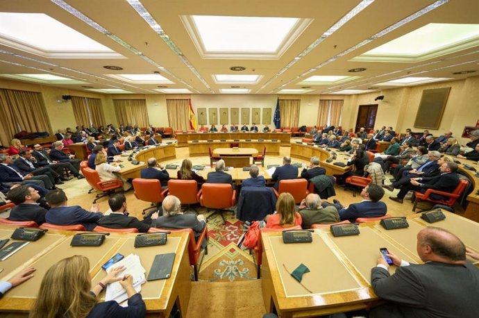 El presidente del Partido Popular, Alberto Núñez Feijóo, preside una reunión con sus parlamentarios en el Congreso de los Diputados. A 6 de febrero de 2023.