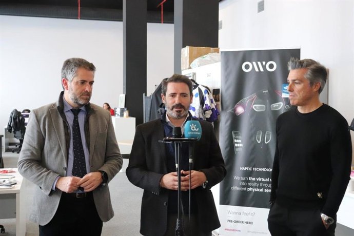 El secretario general del PP de Málaga, José Ramón Carmona, junto con el vicesecretario de Málaga Productiva, Carlos Conde, durante una visita a la empresa malagueña Owo