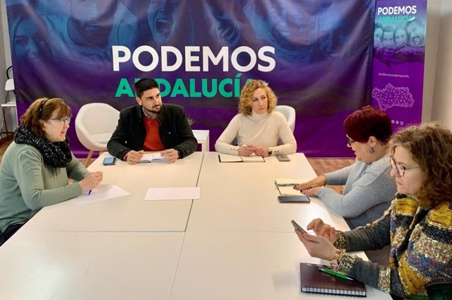 La candidata de la coalición Podemos-Izquierda Unida, Susana Hornillo, y el candidato de IU Ismael Sánchez, con miembros de Fampa-Sevilla.