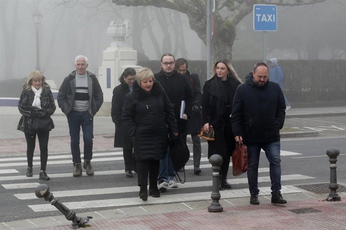 La abogada de la acusación, Carmen Balfagón, y la familia de las víctimas a su llegada a la jornada de conclusiones del juicio del doble crimen de O Ceao, en la Audiencia Provincial de Lugo, a 10 de febrero de 2023, en Lugo.