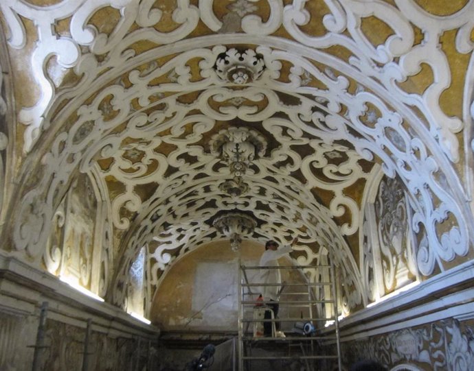 Archivo - Iglesia de Santa María la Blanca de Sevilla, durante su restauración.