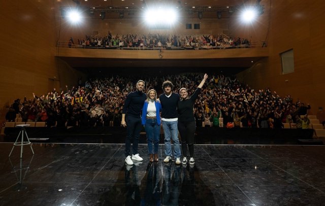 En la imagen de izquierda a derecha, el presentador Roberto Leal; la alcaldesa de Alcalá, Ana Isabel Jiménez, el exboxeador Jero García y la artista Mónica Paz.