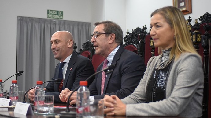 El presidente de la RFEF, Luis Rubiales, inaugura las XI Jornadas Jurídicas de 'La Roja' en Granada sobre la nueva Ley del Deporte.