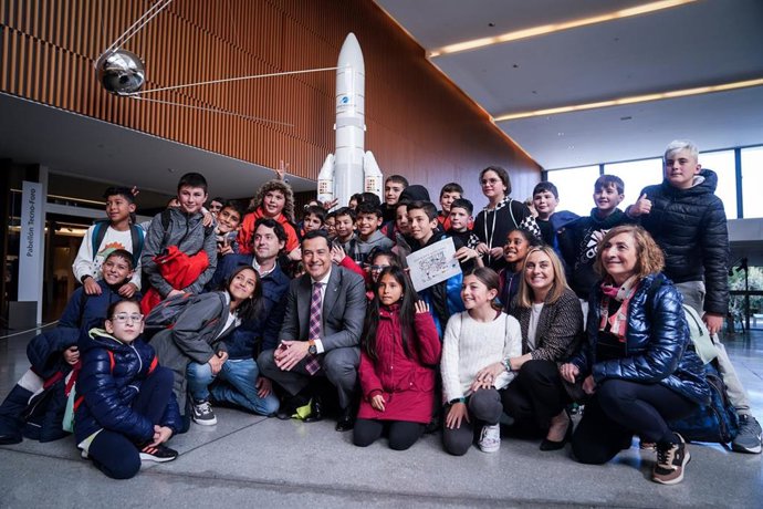 El presidente de la Junta de Andalucía, Juanma Moreno, ha participado este viernes en el Parque de las Ciencias de Granada en la celebración con motivo del Día Internacional de la Mujer y la Niña en la Ciencia.
