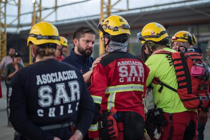 El presidente de Chile, Gabriel Boric, habla con bomberos en la región de Bio Bío.