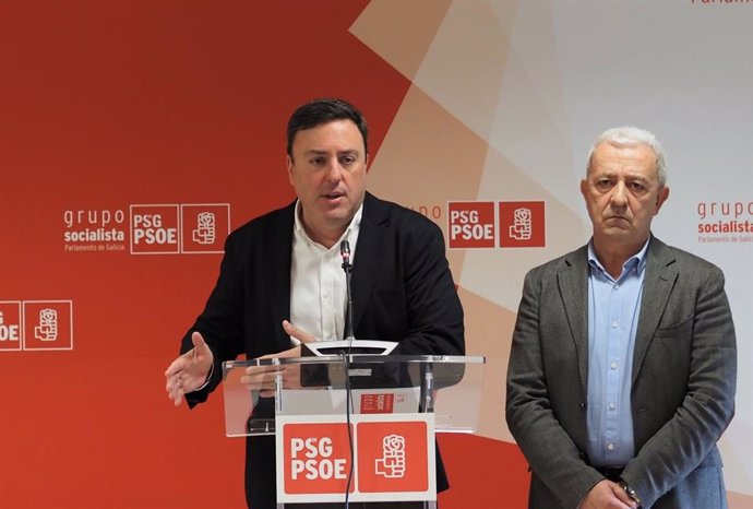 El secretario xeral del PSdeG, Valentín González Formoso, en rueda de prensa junto al portavoz parlamentario socialista, Luis Álvarez