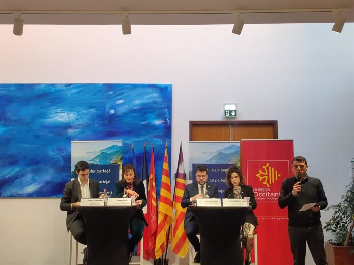 El president de la Generalitat, Pere Aragons, la presidenta de la Regió d'Occitnia, Carole Delga; la consellera del Govern balear, Rosario Sánchez, i el president de l'Assemblea de Joves de l'Euroregió Pirineus-Mediterrnia, Francesc Almendros