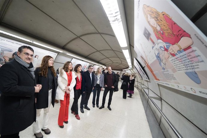 La consejera de Gobernanza Pública y Autogobierno, Olatz Garamendi, en la apertura de la exposición 'Euskal Emakumeak Zientzia eta teknologian', en la estación de Abando de Metro Bilbao