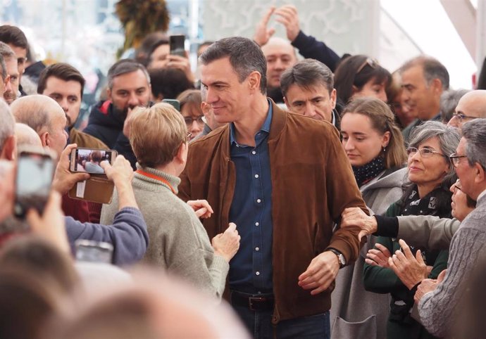 El secretario general del PSOE y presidente del Gobierno, Pedro Sánchez, saluda a su llegada a un acto de presentación de candidatos a las elecciones municipales, en la Cúpula del Milenio, a 21 de enero de 2023, en Valladolid, Castilla y León (España).