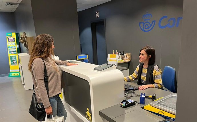 Archivo - Las operaciones de 'Correos Cash' en Andalucía crecieron más de un 35% en 2022.