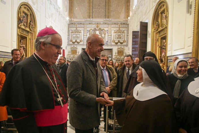 El alcalde de Sevilla, Antonio Muñoz, con el arzobispo hispalense, José Ángel Saiz Meneses, en la recién bendecida Iglesia de Santa Clara.