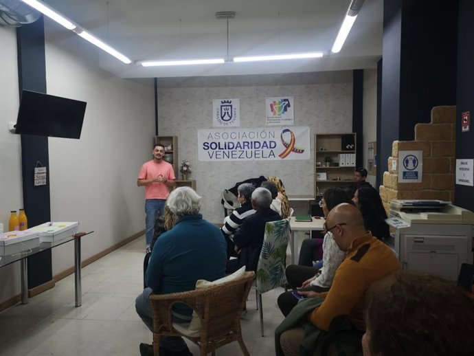El consejero de Participación Ciudadana del Cabildo de Tenerife, Nauzet Gugliotta, en una visita al nuevo local para dar servicio de asesoramiento a personas migrantes