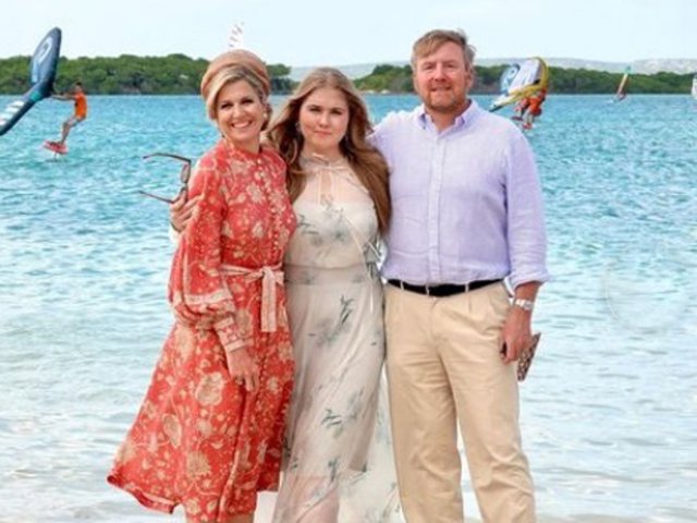 Los Reyes Guillermo y Máxima con su hija Amalia durante su reciente gira por El Caribe