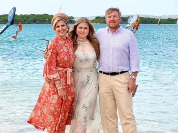 Los Reyes Guillermo y Máxima con su hija Amalia durante su reciente gira por El Caribe