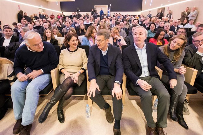 El presidente del PP Aragón, Jorge Azcón, con el presidente nacional de este partido, Alberto Núñez Feijóo, y la alcaldesa de Teruel, Emma Buj.