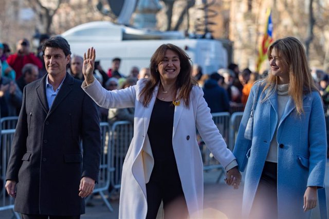 La presidenta de Junts, Laura Borràs, llega acompañada de marido y de su hija al TSJC, a 10 de febrero de 2023, en Barcelona, Catalunya (España).