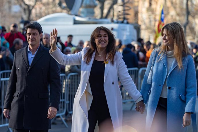 La presidenta de Junts, Laura Borrs, llega acompañada de marido y de su hija al TSJC, a 10 de febrero de 2023, en Barcelona, Catalunya (España).