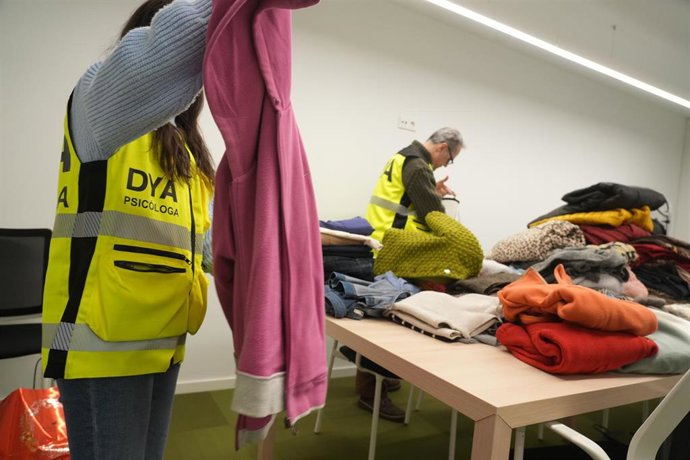 Recogida de ropa de abrigo para las víctimas del terremoto en una campaña de DYA en Bizkaia.