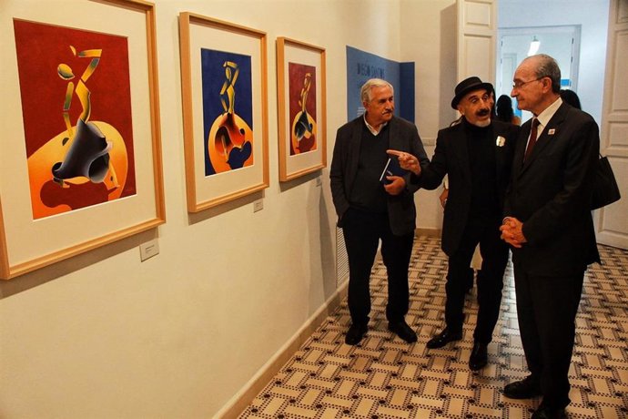 Este gabinete, en la casa de Gerald Brenan en Churriana, ha sido visitado por el alcalde de Málaga, Francisco de la Torre, acompañado del concejal del Distrito de Churriana, José del Río.