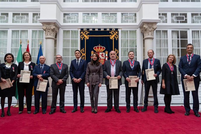 La ministra de Justicia, Pilar Llop, preside la foto de familia durante la entrega de las condecoraciones de la Orden de San Raimundo de Peñafort, a 10 de febrero de 2023 en Sevilla (Andalucía, España). La Orden de la Cruz de San Raimundo de Peñafort es