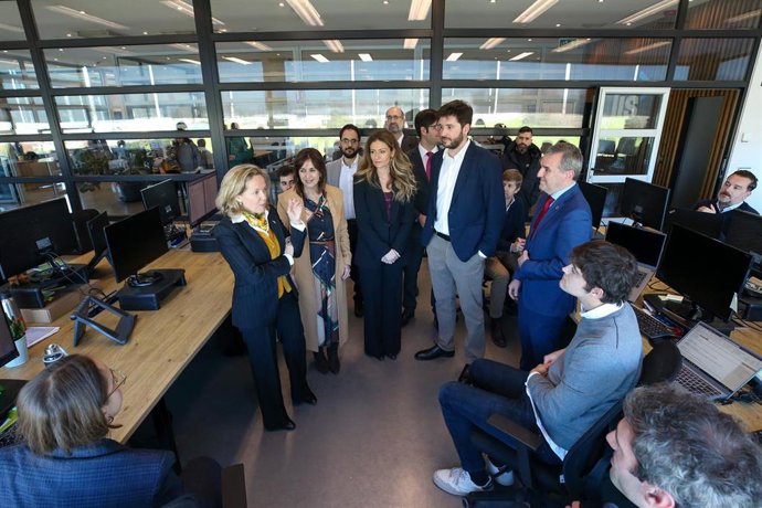La vicepresidenta primera del Gobierno y ministra de Asuntos Económicos y Transformación Digital, Nadia Calviño, visita la empresa Lis Data Solutions