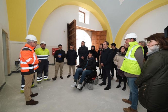 El delegado del Gobierno en C-LM, Francisco Tierraseca, y el alcalde de La Roda, Juan Ramón Amores, visitando la Posada del Sol