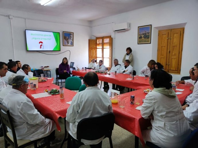 La investigadora de la Universidad de Granada Ana Castillo López en el centro ocupacional El Lucero de la Mancomunidad de Alhama de Granada en un Café con Ciencia inclusivo.