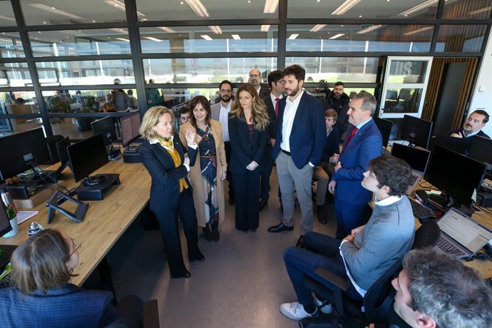 La vicepresidenta primera del Gobierno y ministra de Asuntos Económicos y Transformación Digital, Nadia Calviño, visita la empresa Lis Data Solutions