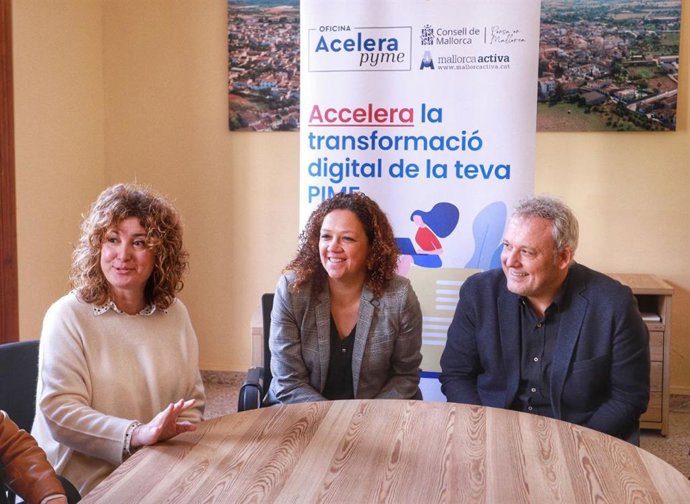 (I-D) La Alcaldesa De Porreres, Xisca Mora; La Presidenta Del Consell, Catalina Cladera, Y El Conseller Insular De Promoción Económica Y Desarrollo Local, Jaume Alzamora