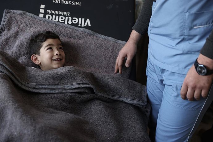 Imagen de un niño rescatado del terremoto en Siria 