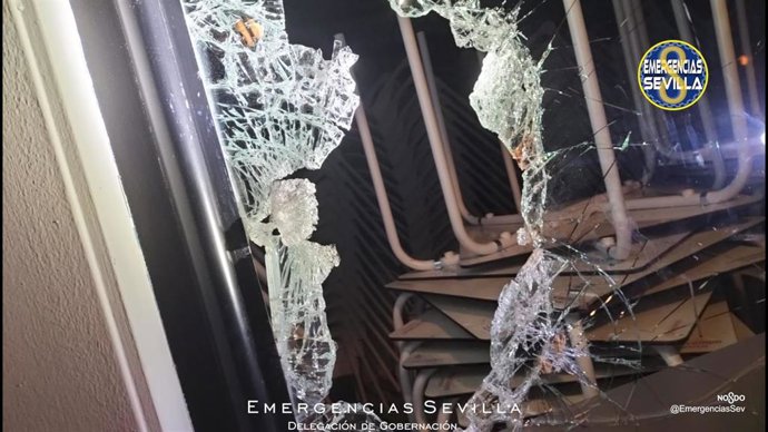 El detenido rompió la luna del escaparate del establecimiento de Eduardo Dato, en Sevilla, con una bola de petanca.