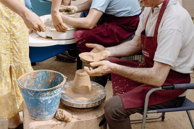 Archivo - Un alfarero realiza una pieza de cerámica en un torno. 