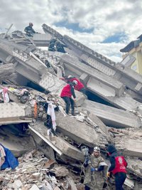 Bomberos de Madrid esperan que mañana empiece a funcionar el hospital de campaña en el que trabajan en Hatay (Turquía)