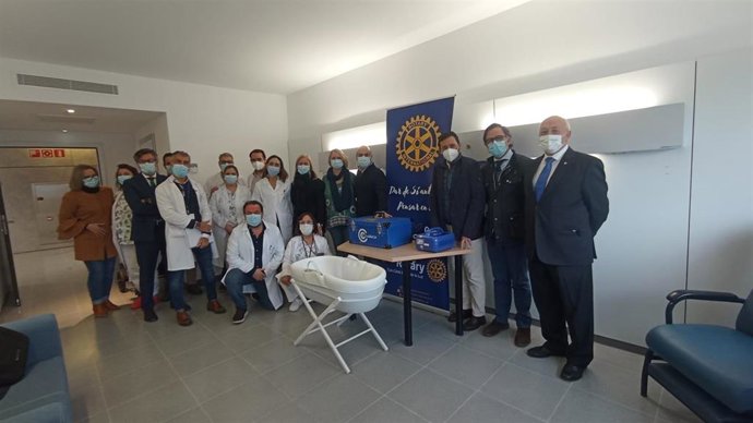 Donan una cuna de abrazos para el duelo gestacional y neonatal al Hospital de La Línea