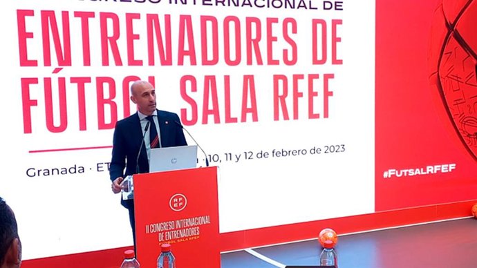Luis Rubiales, presidente de la RFEF, inaugura el II Congreso Internacional de Entrenadores de Fútbol Sala en Granada.