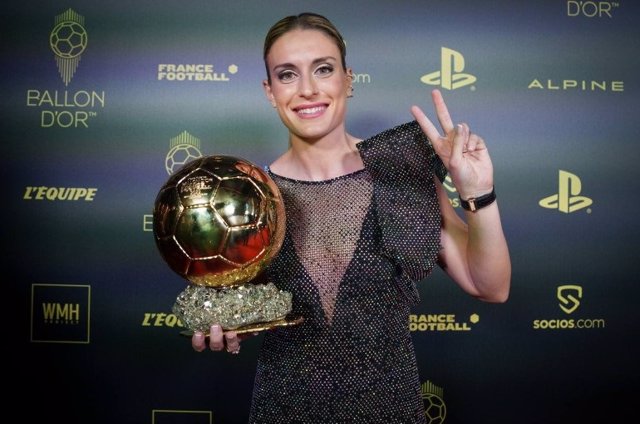 Archivo - Alexia Putellas posa con su Balón de Oro 2022