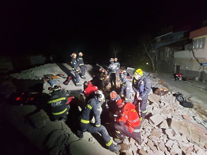 Bomberos trabajan en la zona afectada por el seismo.