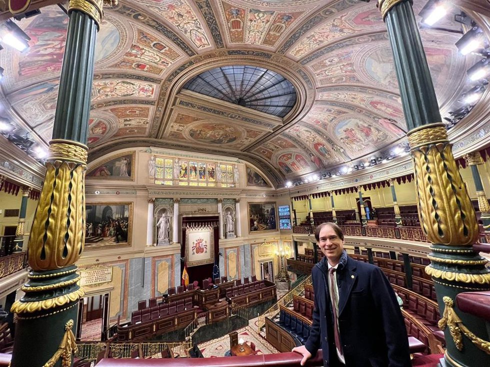 El presidente del Colegio de Veterinarios de Málaga, Juan Antonio de Luque, en la tribuna de invitados del Congreso de los Diputados.