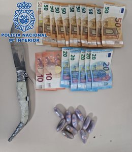 Droga, dinero y arma intervenidos.