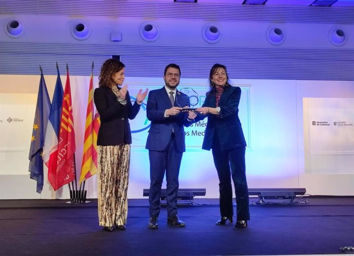 El presidente de la Generalitat, Pere Aragons, recibe el traspaso de la presidencia de la Eurorregión Pirineos-Mediterránea por parte de la presidenta de la Región de Occitania, Carole Delga.