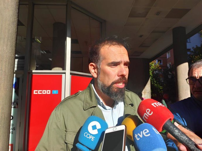 Archivo - El Secretario General de CCOO de Asturias, José Manuel Zapico, atiende a los medios antes de participar en el Consejo Regional del sindicato.