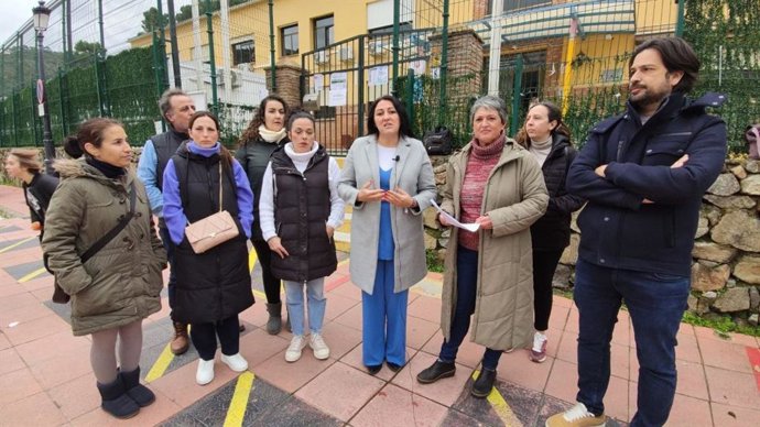 La secretaria de Acción Institucional de Podemos Andalucía y parlamentaria de Por Andalucía, Alejandra Durán, se ha reunido con miembros del Ampa del centro.