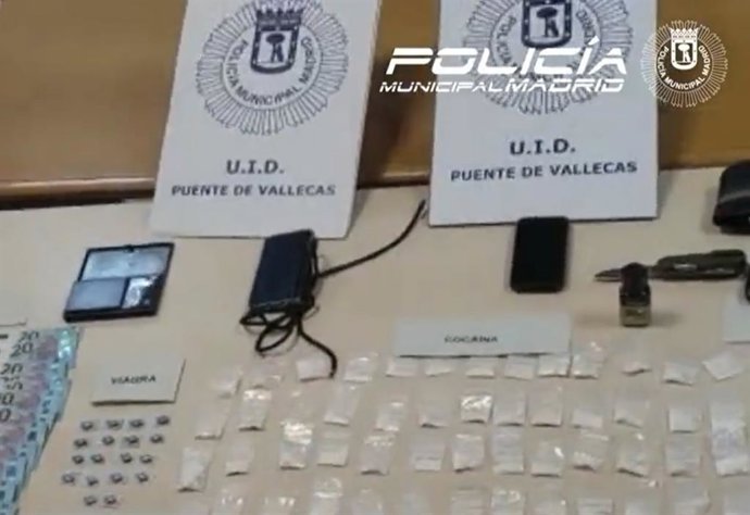 Material y dinero intervenido al taxista detenido.