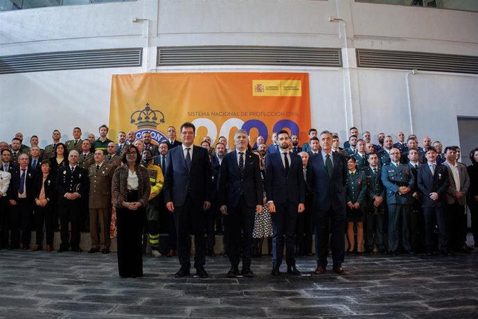 El comisario europeo de Gestión de Crisis, Janez Lenarcic (2i); el ministro de Interior, Fernando Grande-Marlaska (3i); el director general de Protección Civil y Emergencias, Leonardo Marcos (5i), posan con los premiados durante la entrega de las medall