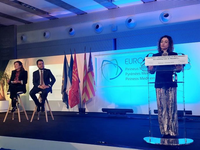 La consellera de Hacienda y Relaciones Exteriores del Govern balear, Rosario Sánchez, durante su intervención, junto a Pere Aragons y Carole Delga